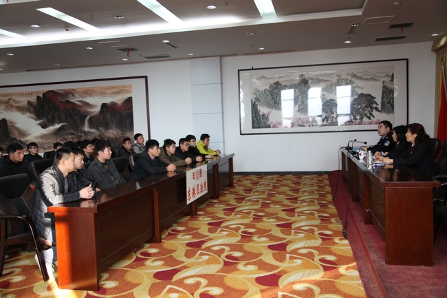 11月26日上午，区法院召开新聘用合同制司法警察集中教育培训...